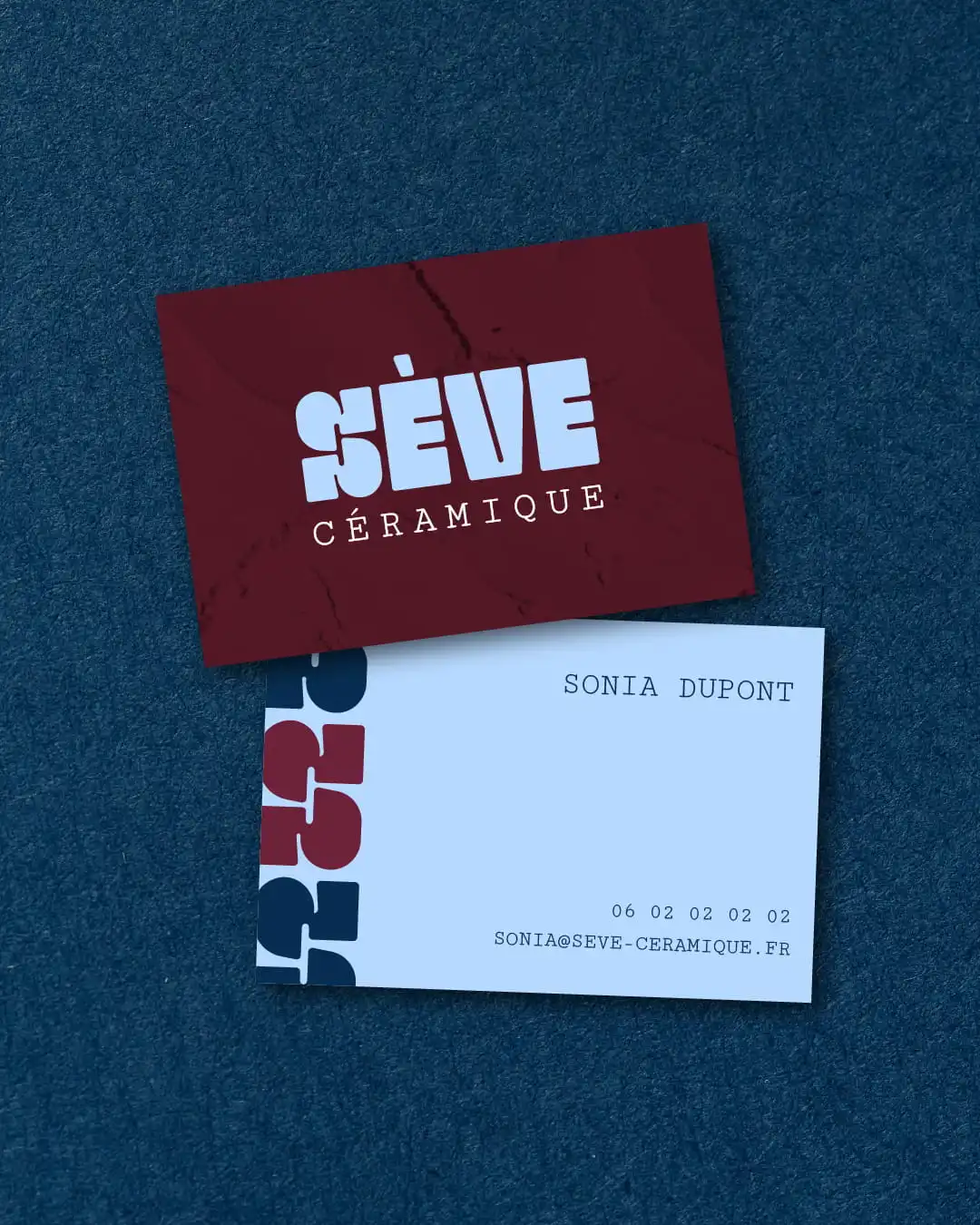 Mise en page de la carte de visite avec la charte graphique